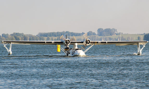 Catalina zaprezentowana na jeziorze Niegocin - latająca łódź do zadań specjalnych