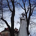Biała Dama przy zamku w Uniejowie