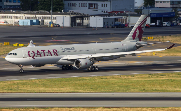 Qatar Airways odlatujący w letni wieczór do stolicy Kataru - Doha.