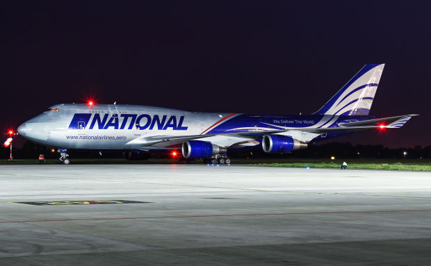 Bardzo rzadki gość na Warszawskim Lotnisku - jeden z dwóch Jumbo - Jetów linii lotniczej National Airlines w retro kolorach nawiązujących do starych malowań amerykańskich samolotów.