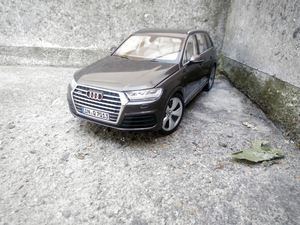 Audi q7 1 18