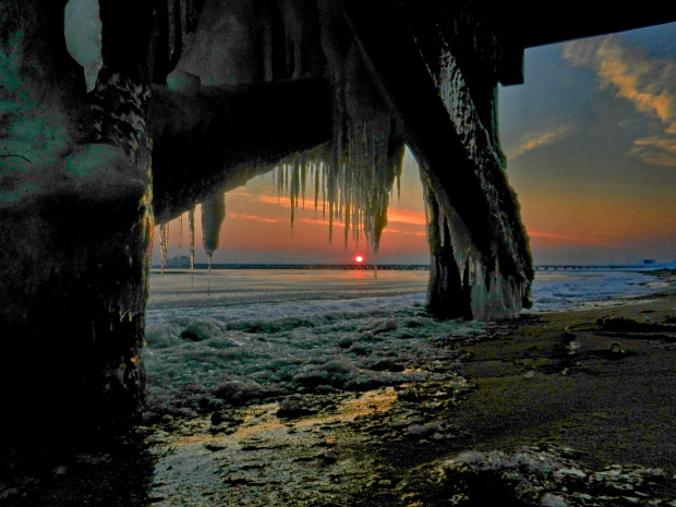 zimą na sopockiej plaży: wschód słońca spod Pomostu Zakochanych oglądany