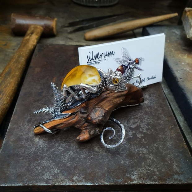 Kameleon Wizytownik srebro z drewnem i bursztynem - silverum.com.pl - #sklep, #internetowy, #biżuteria, #unikatowa, #naturalny #bałtycki # #biżuteria #artystyczna #prezent #srebro #bursztyn #biżuteria #wizytownik #bursztyn #kameleon