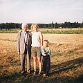 bf Tato Mieczyslaw Działecki w miejscu swego urodzenia, siostra Jola i Dawidek Sereczynski - Mierzączka 1999