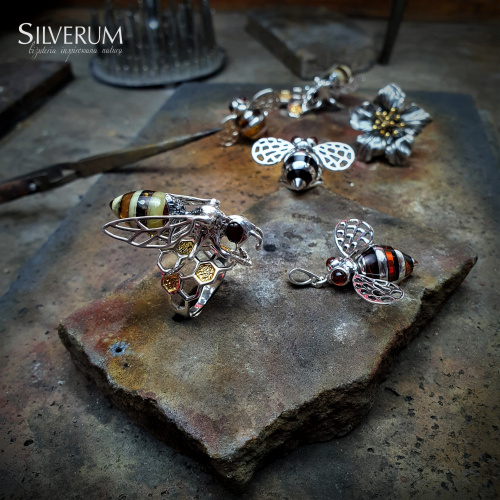 bursztynowe owady - www.silverum.com.pl #pszczoła #pierścionek #srebro #bursztyn #rekodzielo