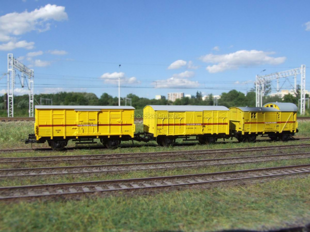 Wagony pociągu sieciowego w skali 1:87. Oryginalny Pociąg Pogotowia Sieciowego, z którego posiadają oznakowanie, stacjonował w Tarnowskich Górach na przełomie XX i XXI. H0 #Energetyka #PKP