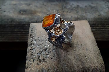 PIERŚCIONEK ARTYSTYCZNY - SILVERUM DESIGN - www.silverum.com.pl #pierścioneksrebrny #bałtycki # #biżuteria #artystyczna #biżuteriazbursztynem #biżuteriaartystyczna #prezent #silverum #recznie zrobione #srebro #bursztyn #upominek #biżuteriasrebrna