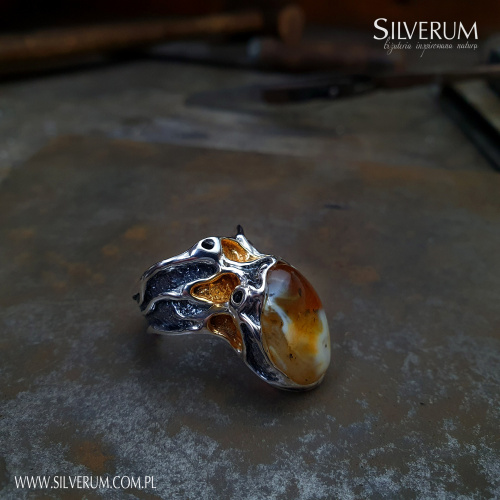 Unikatowy pierścionek z bursztynem, Autorska biżuteria - silverum.com.pl; #pierścionek; #artystyczny; #bursztyn; #unikatowy;