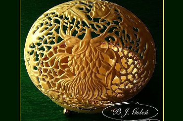 Rzeźbiona pisanka na strusim jajku - #ażurowe pisanki #eggart #rzeźbionejajko #wielkanoc #strusiejajko #prezent #ozdoby #kwiaty #tulipan #relief #rzeźba #poland #ażurki #ażurowepisanki #osty